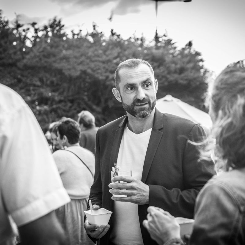 Jean-Philippe Sue échangeant avec ses collaborateurs lors d'un événement